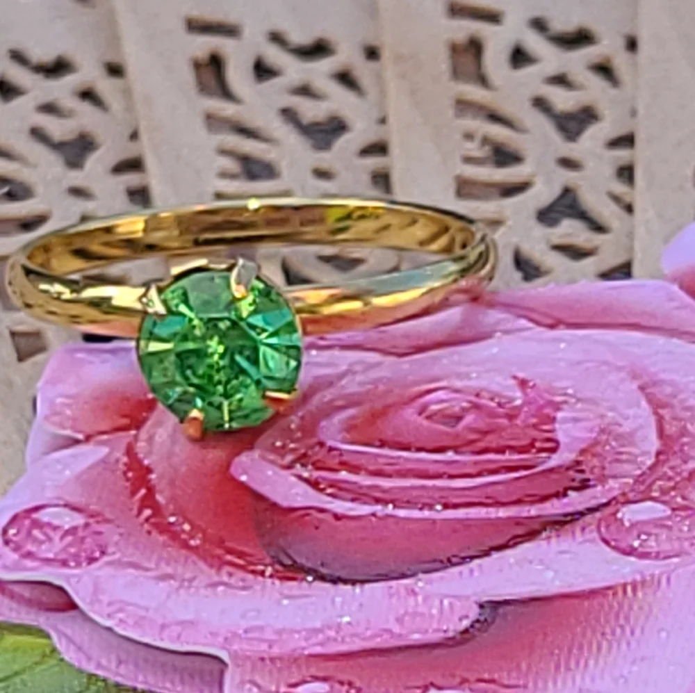 Size 7.5 ladies Retro Vintage Ring for sale green & gold